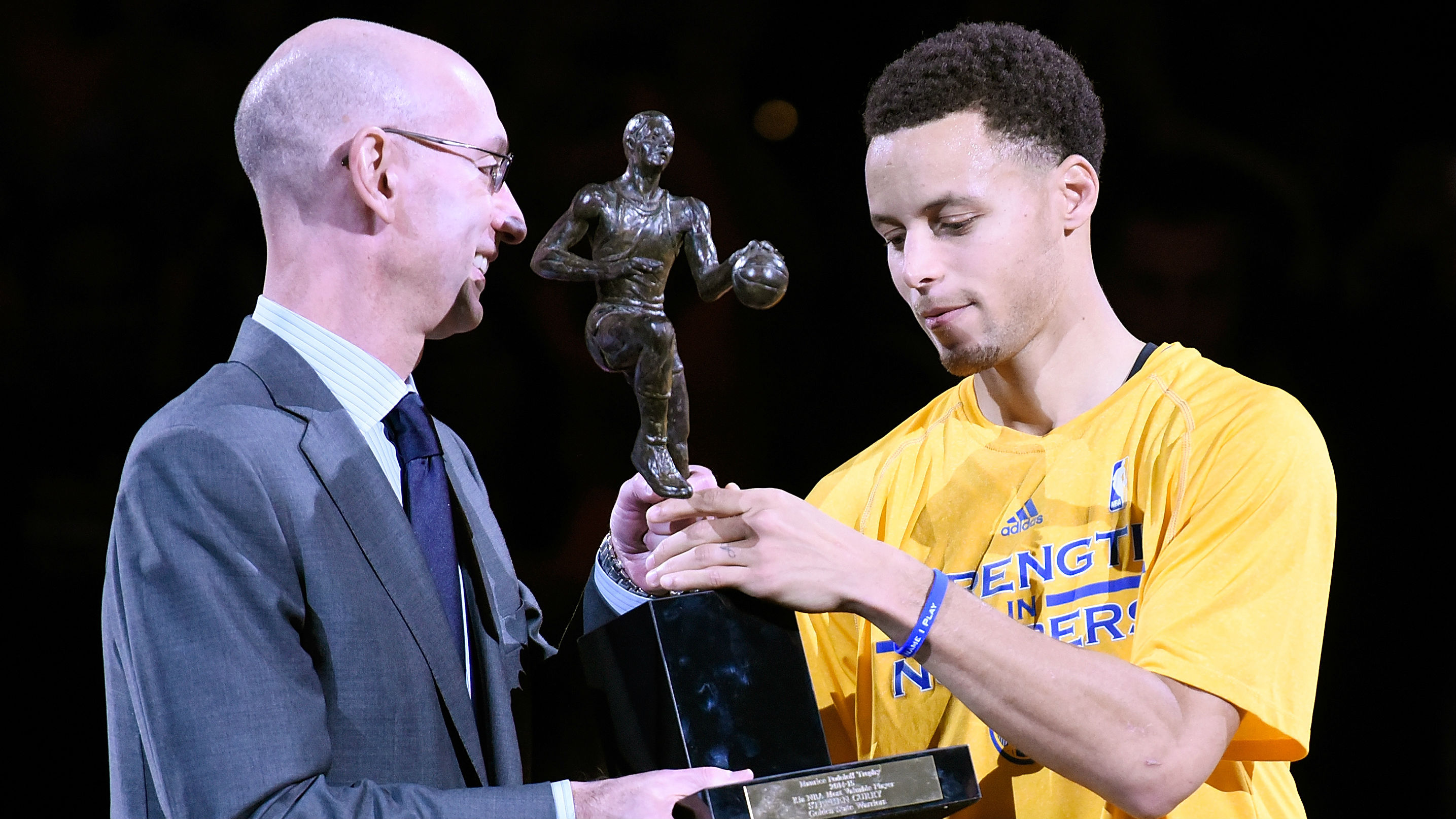 adam-silver-and-steph-curry_18d0qj3932es51slx0x4sslcd2.jpg