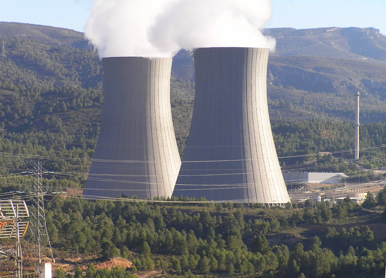 Cofrentes_nuclear_power_plant_cooling_towers.jpg